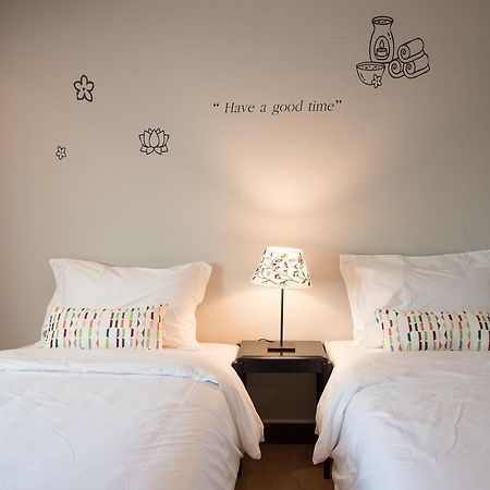 Bed & Body Hostel Bangkok Exterior photo