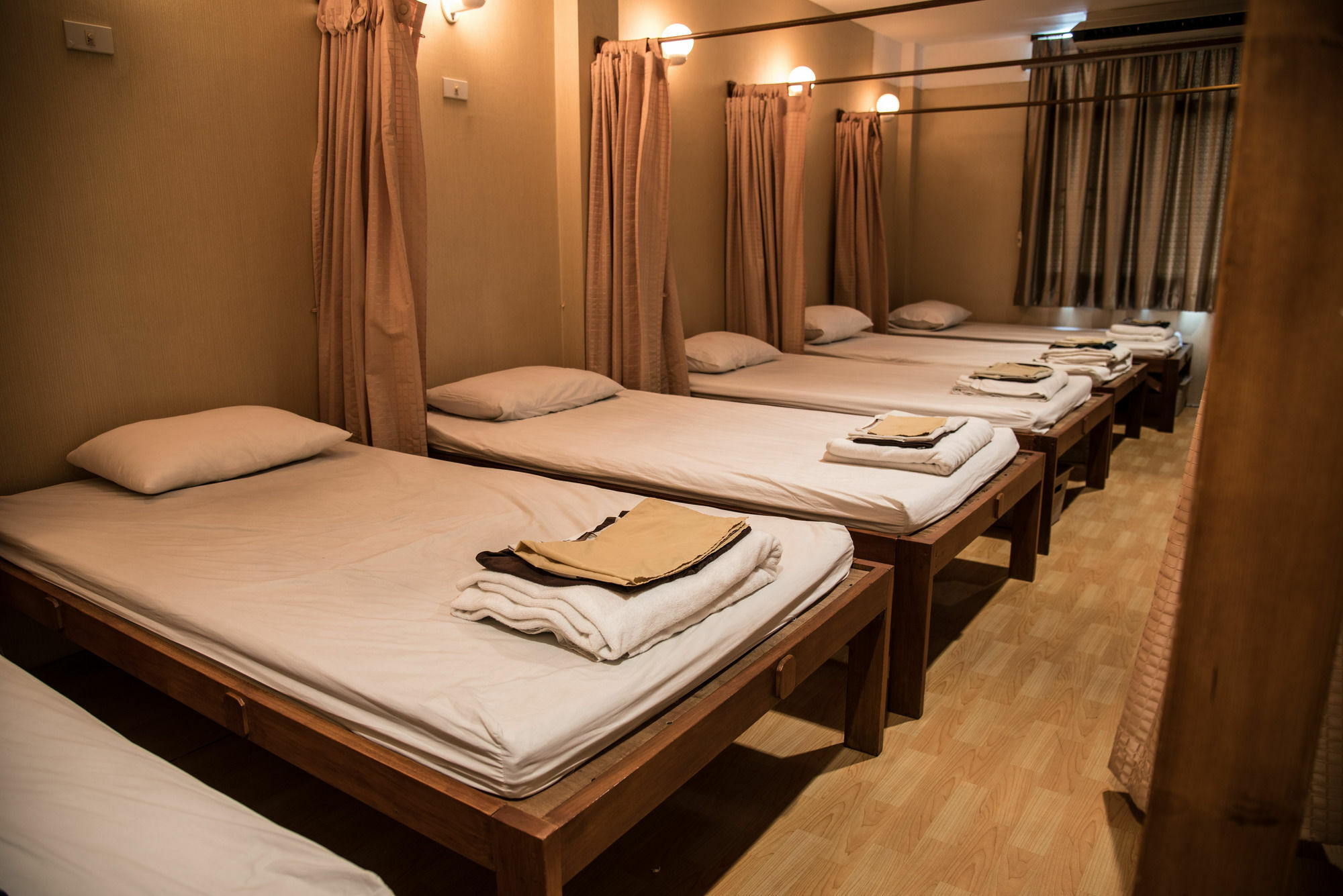 Bed & Body Hostel Bangkok Exterior photo