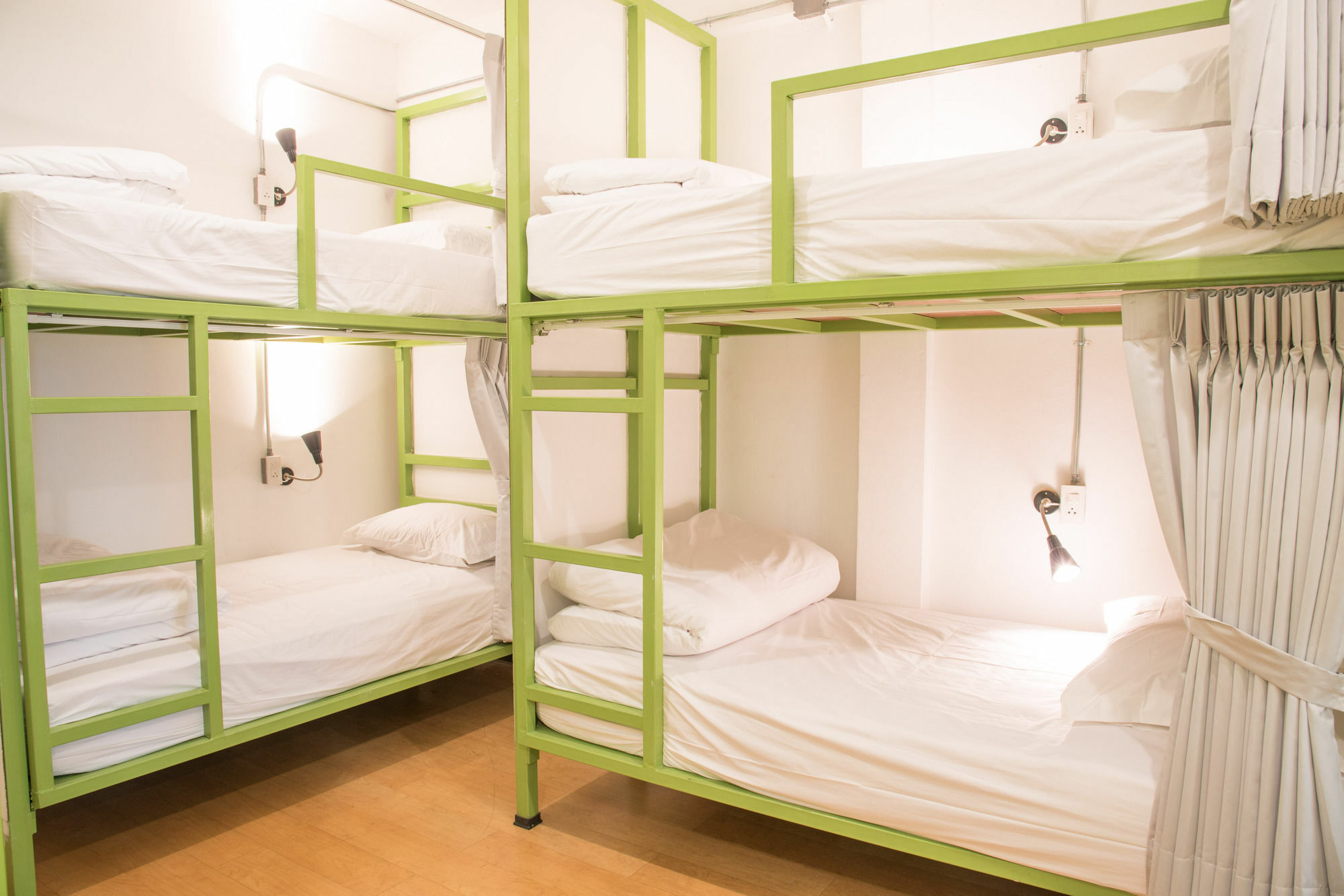 Bed & Body Hostel Bangkok Exterior photo