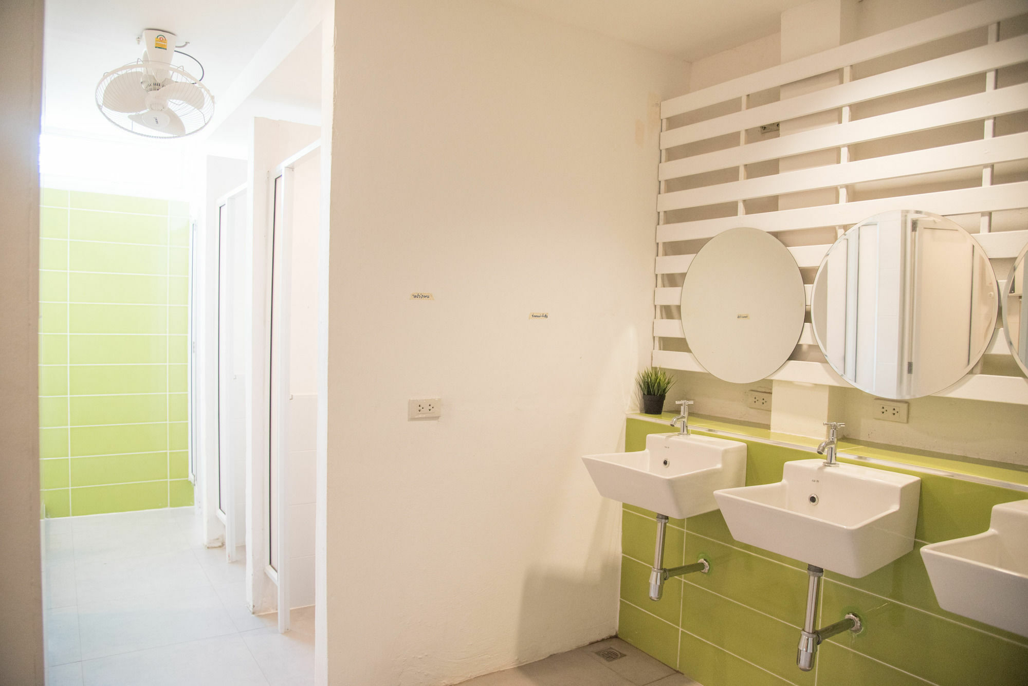 Bed & Body Hostel Bangkok Exterior photo