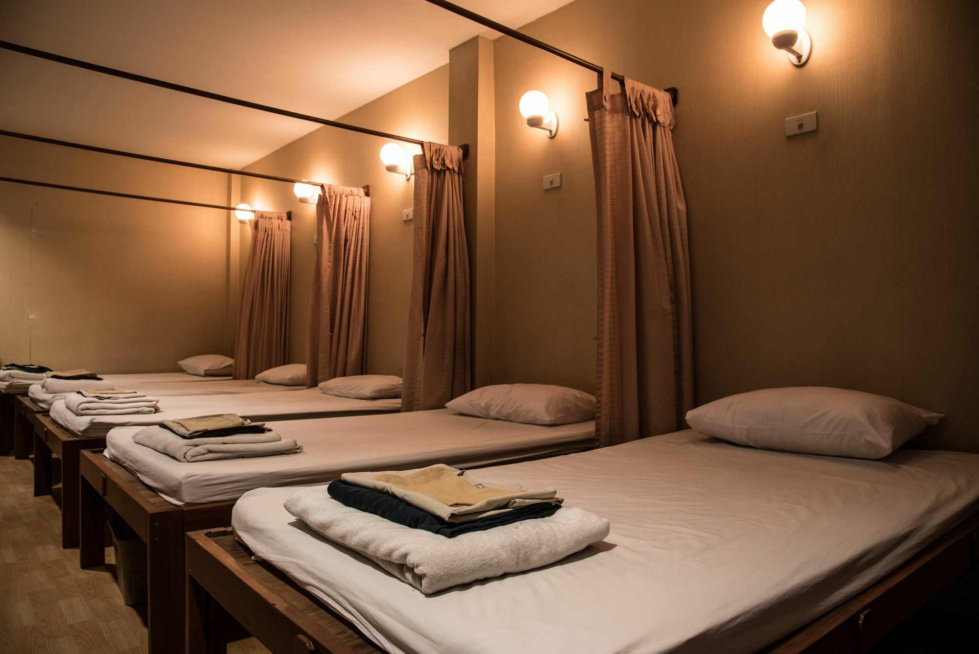 Bed & Body Hostel Bangkok Exterior photo