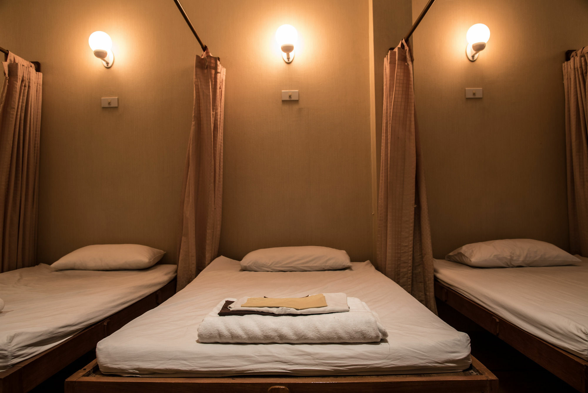Bed & Body Hostel Bangkok Exterior photo